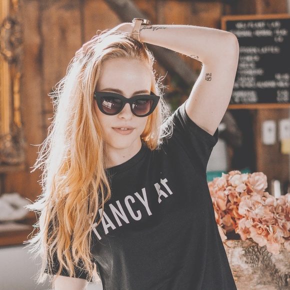 Meet your Posher, Paige 🌺🌟🌼 - Picture 4 of 4